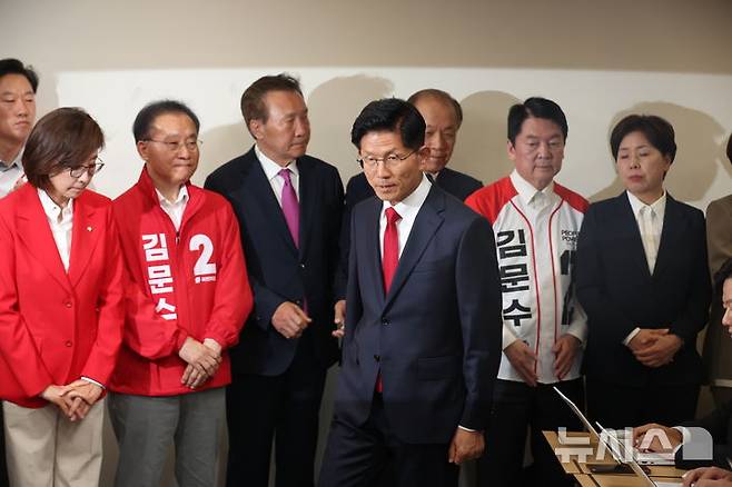 [서울=뉴시스] 고승민 기자 = 김문수 국민의힘 대선 후보가 4일 서울 여의도 당사에서 대선 승복 기자회견을 하고 있다. 2025.06.04. kkssmm99@newsis.com