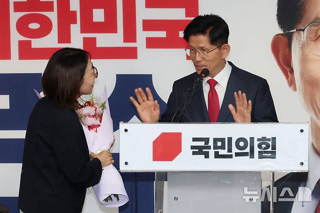 [서울=뉴시스] 고승민 기자 = 김문수 국민의힘 대선 후보가 4일 서울 여의도 당사에서 대선 승복 기자회견을 마친 뒤 관계자가 전달하는 꽃다발을 거절하고 있다. (공동취재) 2025.06.04. photo@newsis.com