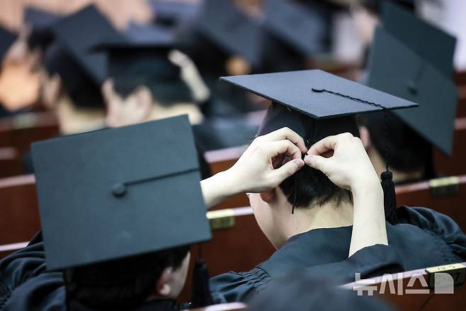 [서울=뉴시스] 학사모를 쓰고 있는 학생. 사진은 기사 내용과 관련 없음.(사진=뉴시스 DB)