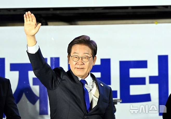 [서울=뉴시스] 조성우 기자 = 이재명 대통령과이 4일 오전 서울 여의도 국회 앞에서 열린 국민 개표방송 행사에서 시민들을 향해 인사하고 있다.(공동취재) 2025.06.04. photo@newsis.com