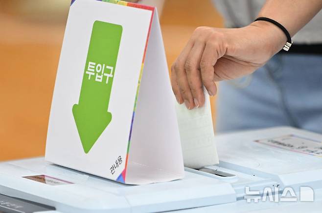 [광주=뉴시스] 이영주 기자 = 제21대 대선 사전투표 첫날인 29일 오전 광주 동구 지원2동 행정복지센터에 마련된 사전투표소에서 한 유권자가 투표 용지를 투표함에 넣고 있다.  2025.05.29. leeyj2578@newsis.com