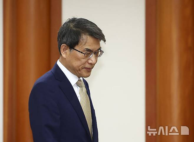 [과천=뉴시스] 김근수 기자 = 노태악 중앙선거관리위원장이 4일 오전 경기 과천시 중앙선거관리위원회 회의실에서 열린 제21대 대통령 당선인 결정 위한 전체 위원회의장으로 들어서고 있다. 2025.06.04. ks@newsis.com