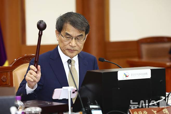 [과천=뉴시스] 김근수 기자 = 노태악 중앙선거관리위원장이 4일 오전 경기 과천시 중앙선거관리위원회 회의실에서 열린 제21대 대통령 당선인 결정 위한 전체 위원회에서 당선인 결정안을 상정하고 있다. 2025.06.04. ks@newsis.com