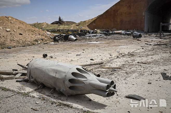 [하마=AP/뉴시스] 4월 3일 시리아 하마 인근의 한 군사기지가 이스라엘군의 공습을 받은 후 파편이 여기저기 흩어져 있다. 2025.06.04.