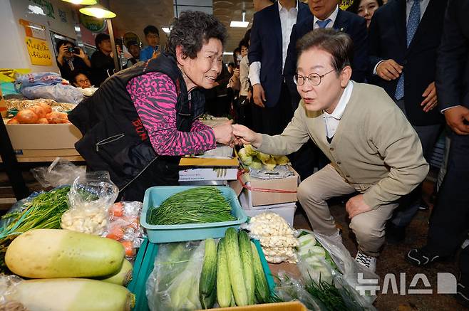 [옥천=뉴시스] 조성봉 기자 = 이재명 대통령이 대선 기간 충북 옥천군 옥천공설시장에서 상인과 대화하는 모습. (공동취재) 2025.05.06. photo@newsis.com