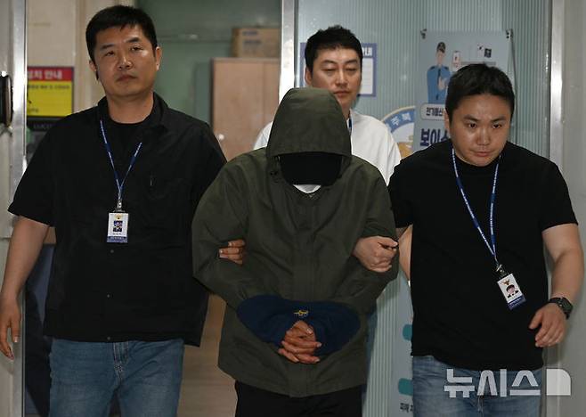 [광주=뉴시스] 박기웅 기자 = 아내와 두 아들을 태운 차량을 몰고 바다로 돌진해 숨지게 한 혐의(살인·자살방조)를 받는 가장 A(49)씨가 4일 오전 광주 북구 북부경찰서에서 구속 전 피의자 심문(영장실질심사)을 받기 위해 이동하고 있다. A씨는 지난 1일 오전 1시12분께 전남 진도군의 한 선착장에서 동갑내기 아내와 두 아들(18·16)에게 수면제를 먹게 한 뒤 승용차를 몰고 바다로 돌진, 숨지게 한 뒤 홀로 빠져나와 도주하던 중 긴급체포됐다. 2025.06.04. pboxer@newsis.com