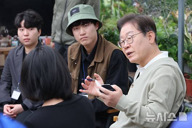 [보은=뉴시스] 조성봉 기자 = 이재명 대통령이 더불어민주당 대선 후보 시절 청년 농업인들과 간담회를 하고 있다. (공동취재) 2025.05.06. photo@newsis.com