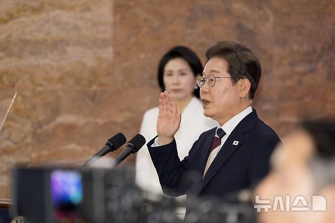[서울=뉴시스] 국회사진기자단 = 이재명 대통령이 4일 서울 여의도 국회 로텐더홀에서 열린 제21대 대통령 취임선서에 선서하고 있다. 2025.06.04. photo@newsis.com