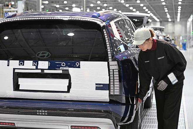 [엘라벨(미 조지아)=뉴시스] 미국 조지아주 현대차그룹 메타플랜트 아메리카(HMGMA) 공장에서 현지 직원이 완성된 아이오닉 9 전기차를 검수하고 있다. (사진=현대차그룹 제공) 2025.03.30 photo@newsis.com *재판매 및 DB 금지