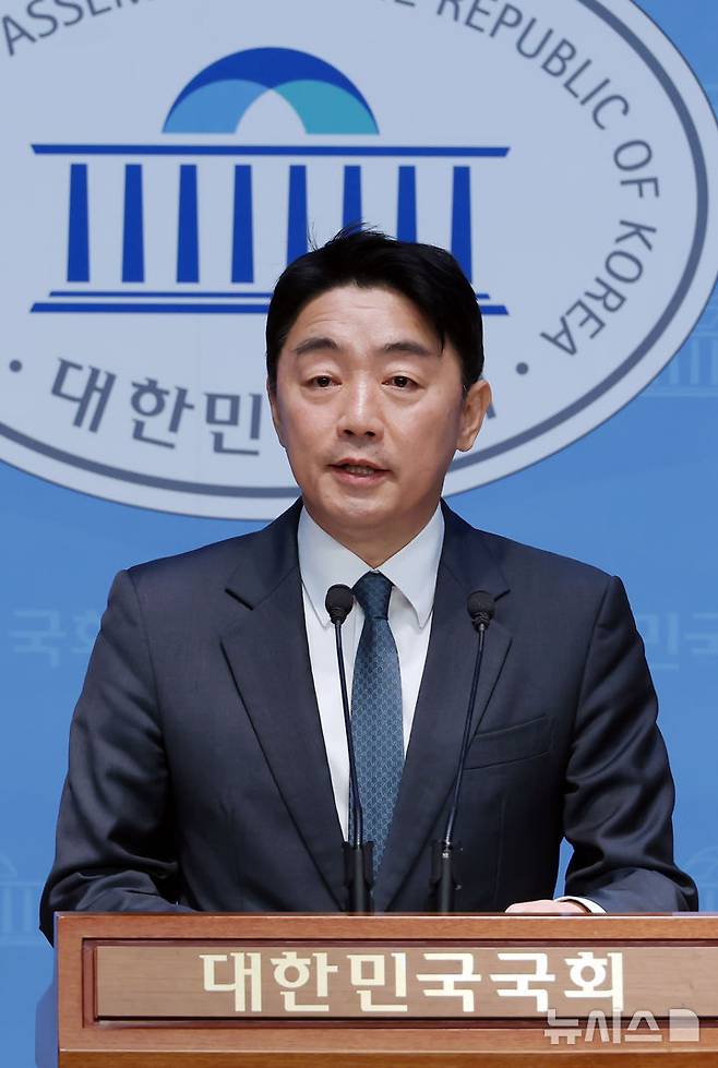 [서울=뉴시스] 고승민 기자 = 강훈식 더불어민주당 의원(이재명 경선 후보 캠프 총괄본부장) 17일 서울 여의도 국회 소통관에서 충청 지역 공약 브리핑을 하고 있다. 2025.04.17. kkssmm99@newsis.com