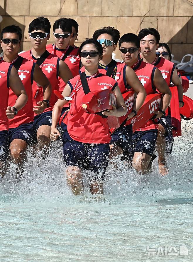 [용인=뉴시스] 김종택 기자 = 본격적인 물놀이철을 앞두고 4일 경기 용인시 에버랜드 캐리비안 베이에서 라이프가드(수상안전요원)들이 체력단련을 하고 있다. 캐리비안 베이는 오는 6일 타워부메랑고, 타워래프트 등 야외 물놀이 시설을 순차적으로 오픈할 예정이다. 2025.06.04. jtk@newsis.com
