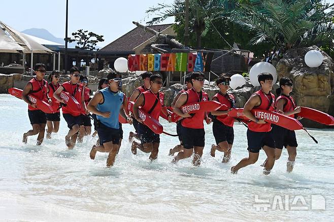 [용인=뉴시스] 김종택 기자 = 본격적인 물놀이철을 앞두고 4일 경기 용인시 에버랜드 캐리비안 베이에서 라이프가드(수상안전요원)들이 체력단련을 하고 있다. 캐리비안 베이는 오는 6일 타워부메랑고, 타워래프트 등 야외 물놀이 시설을 순차적으로 오픈할 예정이다. 2025.06.04. jtk@newsis.com