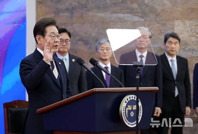 [서울=뉴시스] 국회사진기자단 = 이재명 대통령이 4일 서울 여의도 국회에서 열린 취임식에서 취임선서를 하고 있다. 2025.06.04. photo@newsis.com