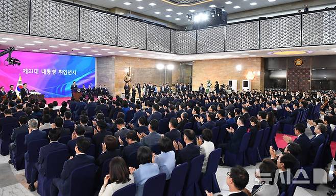 [서울=뉴시스] 국회사진기자단 = 제21대 대한민국 대통령으로 취임한 이재명 대통령이 4일 오전 국회 로텐더홀에서 취임사를 하고 있다.2025.06.04. photo@newsis.com