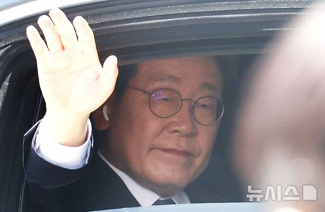 [서울=뉴시스] 조성봉 기자 = 이재명 대통령이 4일 오후 서울 여의도 국회에서 제21대 대통령 취임선서식을 마치고 용산 대통령실로 이동하며 차 안에서 시민들에게 손 인사를 하고 있다. 2025.06.04. suncho21@newsis.com