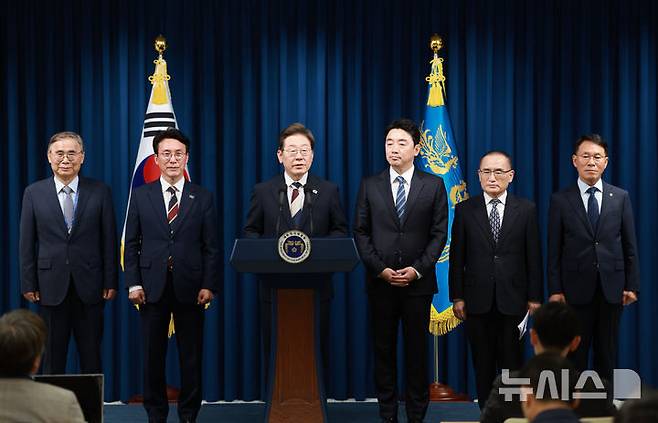 [서울=뉴시스] 고범준 기자 = 이재명 대통령이 4일 서울 용산 대통령실 청사에서 새 정부 첫 인사 발표를 하고 있다. 왼쪽부터 이종석 국정원장 후보자, 김민석 국무총리 후보자, 이 대통령, 강훈식 비서실장, 위성락 안보실장, 황인권 경호처장. 2025.06.04. bjko@newsis.com