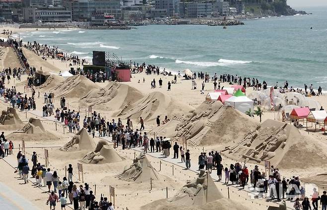 [부산=뉴시스] 하경민 기자 = '2025년 해운대 모래축제'가 열리고 있는 부산 해운대구 해운대해수욕장. 2025.05.18. yulnetphoto@newsis.com