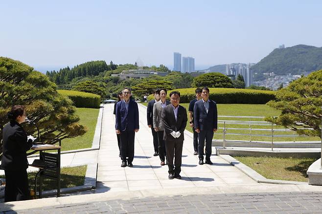 [부산=뉴시스] 신봉재 부산지방조달청장이 4일 부산 동구 중앙공원 충혼탑에서 순국선열과 호국영령의 희생을 기리며 참배하고 있다. (사진=부산지방조달청 제공) 2025.06.04. photo@newsis.com *재판매 및 DB 금지