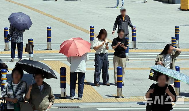 [부산=뉴시스]    レポーターHa Kyung -Min =市民は、釜山、釜山の釜山の4日にYangsanと一緒に道路を渡っています。 2025.06.04。 yulnetphoto@newsis.com
