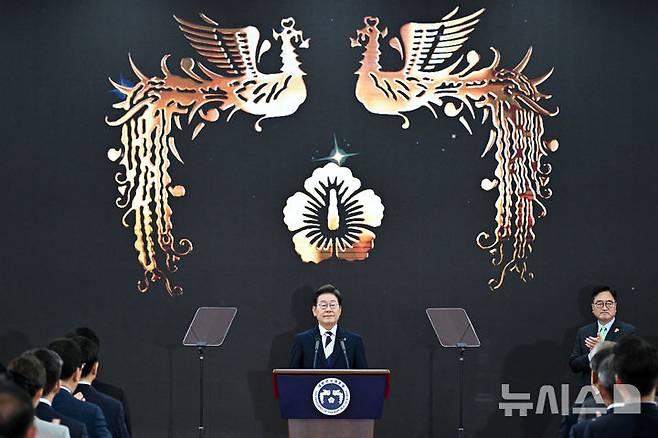 [서울=뉴시스] 국회사진기자단 = 이재명 대통령이 4일 서울 여의도 국회 로텐더홀에서 열린 제21대 대통령 취임 선서식에서 취임사를 하고 있다. 이 대통령이 실용적인 외교 정책을 택할 것이라며, 적대적인 안보 환경에서 균형을 맞춘다는 쉽지 않은 과제에 직면해 있다고 미국 싱크탱크가 분석했다. 2025.06.04. photo@newsis.com