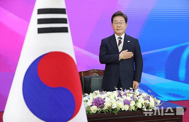 [서울=뉴시스] 국회사진기자단 = 이재명 대통령이 4일 서울 여의도 국회 로텐더홀에서 열린 제21대 대통령 취임 선서식에 참석해 국민의례를 하고 있다. 2025.06.04. photo@newsis.com