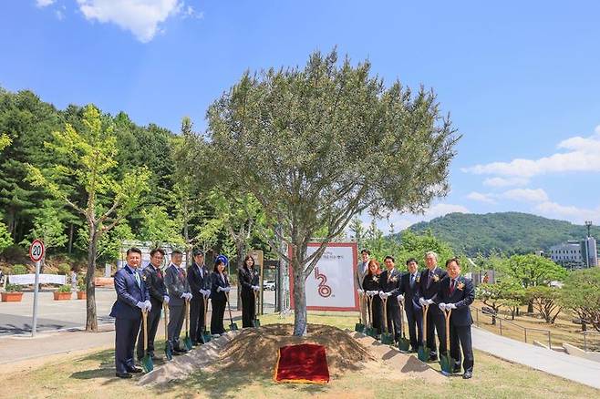 [충주=뉴시스] 이병찬 기자 = 윤승조 총장 등 한국교통대 관계자들이 4일 충주캠퍼스에서 개교 120주년 기념 식수를 한 뒤 사진촬영을 하고 있다.(사진=교통대 제공)2025.06.04.photo@newsis.com  *재판매 및 DB 금지