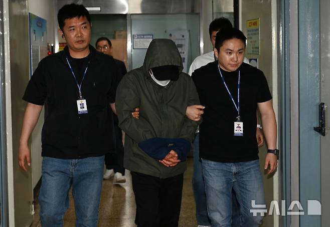 [광주=뉴시스] 박기웅 기자 = 아내와 두 아들을 태운 차량을 몰고 바다로 돌진해 숨지게 한 혐의(살인·자살방조)를 받는 가장 A(49)씨가 4일 오전 광주 북구 북부경찰서에서 구속 전 피의자 심문(영장실질심사)을 받기 위해 이동하고 있다. A씨는 지난 1일 오전 1시12분께 전남 진도군의 한 선착장에서 동갑내기 아내와 두 아들(18·16)에게 수면제를 먹게 한 뒤 승용차를 몰고 바다로 돌진, 숨지게 한 뒤 홀로 빠져나와 도주하던 중 긴급체포됐다. 2025.06.04. pboxer@newsis.com