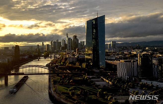 [프랑크푸르트(독일)=AP/뉴시스] 독일 프랑크푸르트 금융지구에 있는 유럽중앙은행(ECB) 청사. 자료사진. 2025.06.04