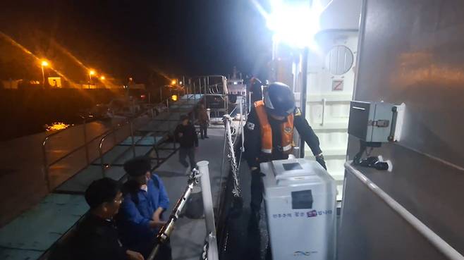 여수해경이 손죽도 투표함을 수송하고 있다. 여수해경 제공