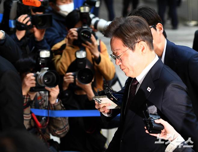 지난 4월 29일 오전 더불어민주당 이재명 대선후보가 서울 서초구 서울중앙지방법원에서 열린 '대장동 배임·성남FC 뇌물' 1심 속행 공판에 출석하고 있다. 황진환 기자