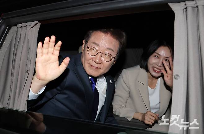 더불어민주당 이재명 대선 후보와 김혜경 여사가 4일 서울 여의도 국회 앞에 마련된 더불어민주당 국민 개표방송 행사를 마친 후 차량에 탑승해 인사하고 있다. 류영주 기자