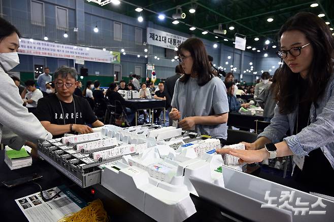 제21대 대통령 선거 투표가 종료된 3일 서울 영등포구 영등포다목적배드민턴체육관에 마련된 개표소에서 투표용지가 분류되고 있다. 윤창원 기자