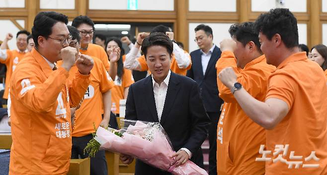 개혁신당 이준석 제21대 대통령선거 후보가 3일 서울 여의도 국회 의원회관에 마련된 개표상황실에 도착해 당원들의 격려를 받고 있다. 박종민 기자