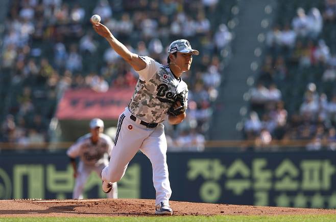 두산 곽빈이 3일 KIA와 홈 경기에 선발 등판해 역투하고 있다. 두산