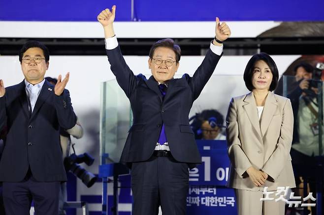 더불어민주당 이재명 대선 후보가 4일 서울 여의도 국회 앞에 마련된 더불어민주당 국민 개표방송 행사에서 인사를 하고 있다. 류영주 기자