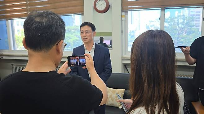 임성근 전 해병대 1사단장이 4일 대구지검 소환 조사 전 대구 법조기자들과 만나 진실 규명을 강조하고 있다. 자료사진