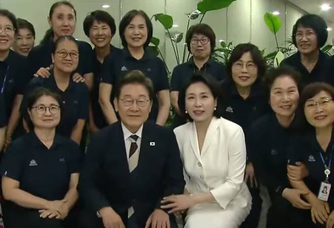국회 청소 노동자와 기념 촬영하는 이재명 대통령 부부. 연합TV 캡처