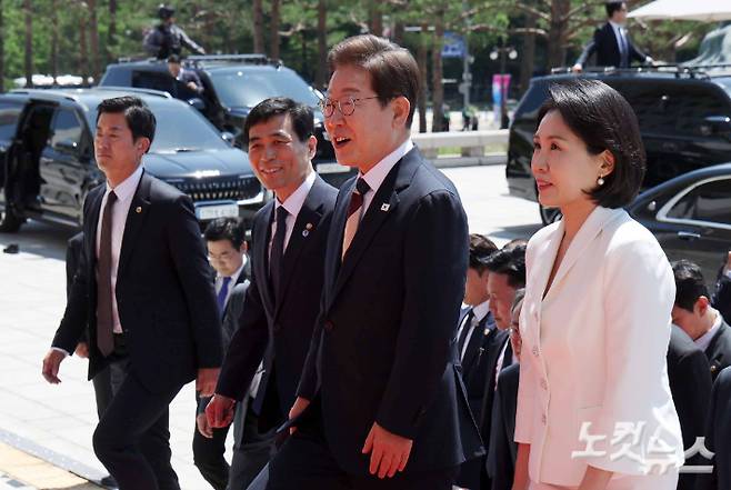 이재명 대통령이 취임 선서를 하기 위해 4일 오전 서울 여의도 국회에 들어서고 있다. 윤창원 기자