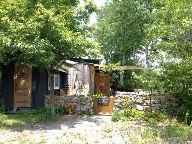 쓰레기로 나오는 목재는 마당 한편에 쌓아두었다가 겨울철 난로에 쓰는 식으로 재활용할 수 있다. 사진 왼쪽 건물 사이에 세워둔 폐목재가 보인다.