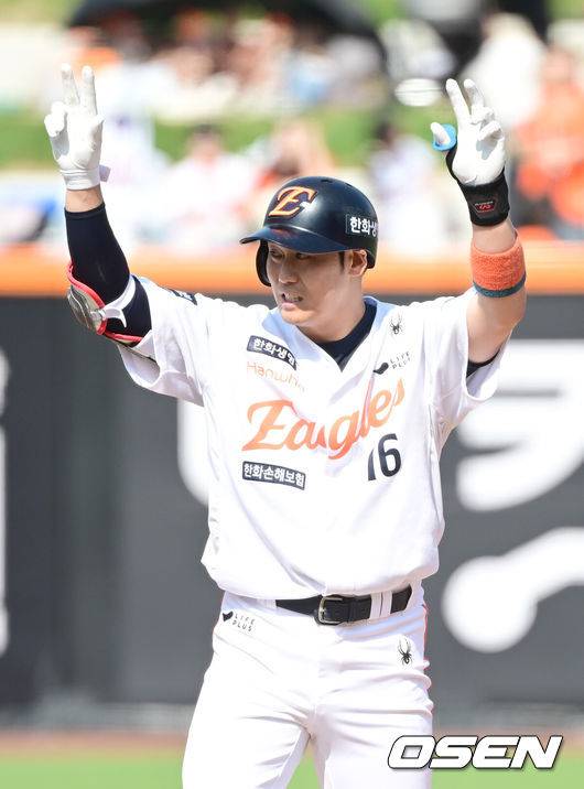 [OSEN=대전, 김성락 기자] 3일 오후 대전 한화생명볼파크에서 ‘2025 신한 SOL Bank KBO리그’ 한화 이글스와 KT 위즈의 경기가 열렸다.이날 홈팀 한화는 폰세, KT는 쿠에바스를 선발로 내세웠다.5회말 2사 1, 2루 한화 하주석이 2타점 적시 2루타를 날린 뒤 세리머니를 하고 있다. 2025.06.03 / ksl0919@osen.co.kr