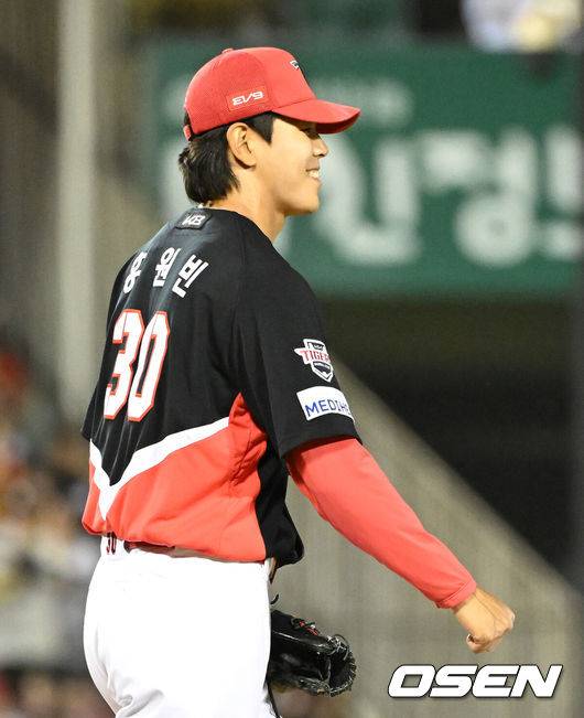 [OSEN=잠실, 이대선 기자] KIA가 이승엽 감독이 자진 사퇴한 두산을 제물로 5할 승률 복귀에 성공했다.&nbsp;프로야구 KIA 타이거즈는 3일 서울 잠실구장에서 열린 2025 신한 SOL뱅크 KBO리그 두산 베어스와의 시즌 7차전에서 11-3으로 승리했다.경기 종료 후 KIA 홍원빈이 미소를 짓고 있다. 2025.06.03 /sunday@osen.co.kr