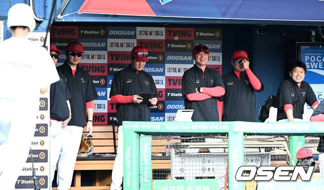 이 상황을 본 무표정의 호랑이 코치진 '웃참실패'