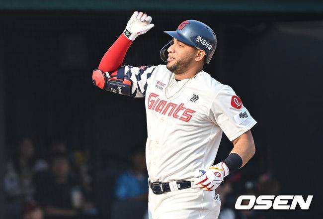 [OSEN=부산, 이석우 기자] 3일 부산 사직야구장에서 2025 신한 SOL 뱅크 KBO 리그 롯데 자이언츠와 키움 히어로즈의 경기가 열렸다. 홈팀 롯데는 감보아가, 방문팀 키움은 김연주가 선발 출전했다.롯데 자이언츠 레이예스가 1회말 무사 2루 우월 2점 홈런을 치고 하이파이브를 하고 있다. 2025.06.03 / foto0307@osen.co.kr