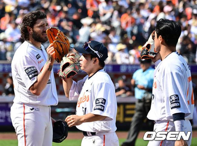[OSEN=대전, 김성락 기자] 6회초 종료 후 한화 폰세, 문현빈, 채은성이 하이파이브를 하고 있다. 2025.06.03 / ksl0919@osen.co.kr