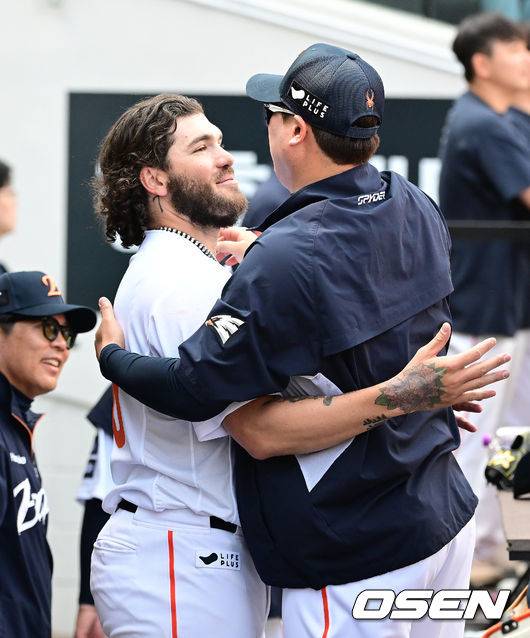 [OSEN=대전, 김성락 기자] 6회초 종료 후 한화 폰세, 류현진이 더그아웃에서 이야기를 나누고 있다. 2025.06.03 / ksl0919@osen.co.kr