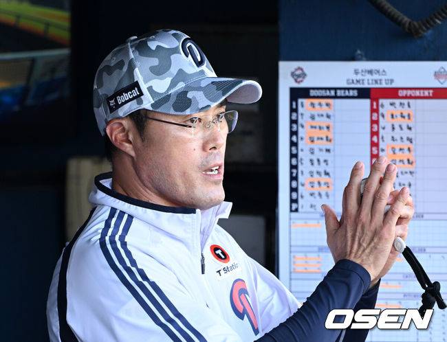 [OSEN=잠실, 이대선 기자] 3일 오후 서울 잠실야구장에서 2025 신한 SOL Bank KBO리그 두산 베어스와 KIA 타이거즈의 경기가 열렸다.두산은 곽빈, KIA는 양현종을 선발 투수로 내세웠다.두산 조성환 감독대행이 선수들에게 박수를 보내고 있다. 2025.06.03 /sunday@osen.co.kr