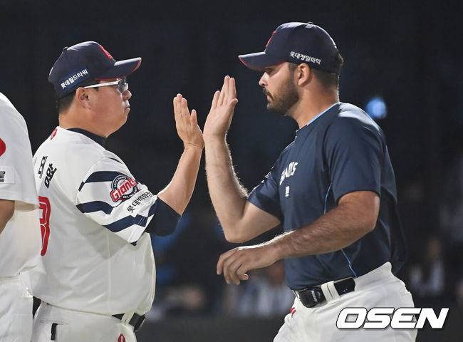 [OSEN=부산, 이석우 기자] 3일 부산 사직야구장에서 2025 신한 SOL 뱅크 KBO 리그 롯데 자이언츠와 키움 히어로즈의 경기가 열렸다. 홈팀 롯데는 감보아가, 방문팀 키움은 김연주가 선발 출전했다.롯데 자이언츠 김태형 감독이 키움 히어로즈에 8-0으로 승리한 후 감보아와 하이파이브를 하고 있다. 2025.06.03 / foto0307@osen.co.kr