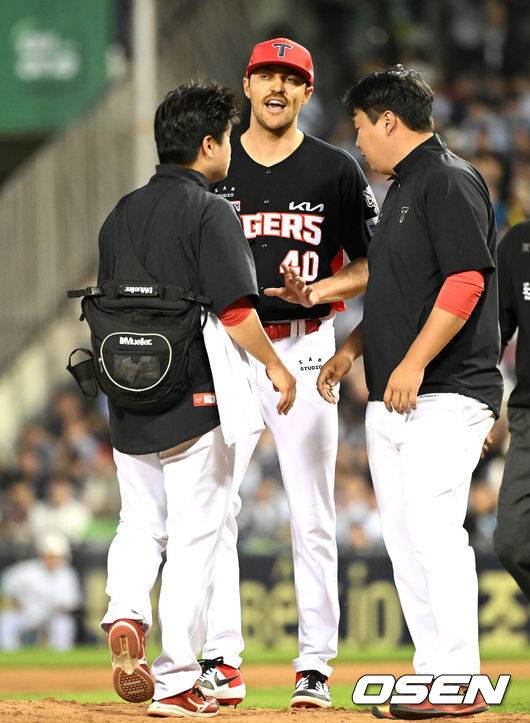 [OSEN=잠실, 이대선 기자] 4일 오후 서울 잠실야구장에서 2025 신한 SOL Bank KBO리그 두산 베어스와 KIA 타이거즈의 경기가 열렸다.두산은 최민석, KIA는 네일을 선발 투수로 내세웠다.5회말 1사에서 두산 케이브의 타구를 맞은 KIA 네일이 트레이너에게 괜찮다는 사인을 보내고 있다. 2025.06.04 /sunday@osen.co.kr