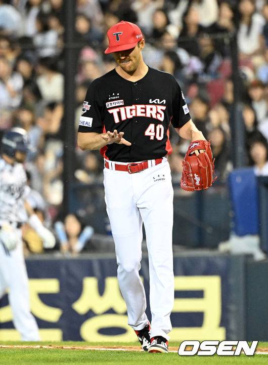 [OSEN=잠실, 이대선 기자] 4일 오후 서울 잠실야구장에서 2025 신한 SOL Bank KBO리그 두산 베어스와 KIA 타이거즈의 경기가 열렸다.두산은 최민석, KIA는 네일을 선발 투수로 내세웠다.5회말 1사에서 두산 케이브의 타구를 맞은 KIA 네일이 손등을 바라보고 있다. 2025.06.04 /sunday@osen.co.kr