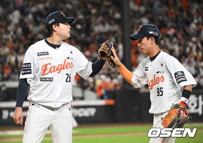 [OSEN=대전, 김성락 기자] 4일 오후 대전 한화생명볼파크에서 ‘2025 신한 SOL Bank KBO리그’ 한화 이글스와 KT 위즈의 경기가 열렸다.이날 홈팀 한화는 와이스, KT는 오원석을 선발로 내세웠다.8회초 종료 후 한화 한승혁, 황영묵이 하이파이브를 하고 있다. 2025.06.04 / ksl0919@osen.co.kr